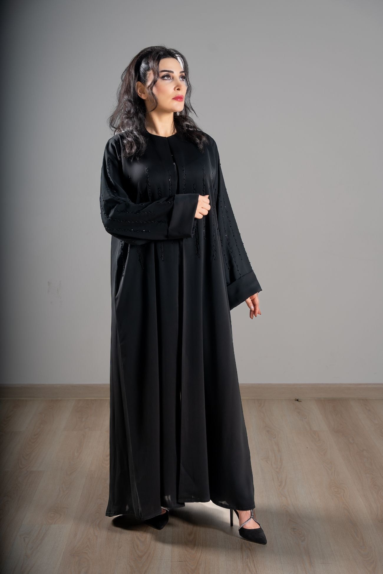VI Noir Zig Zag Embroidered Abaya