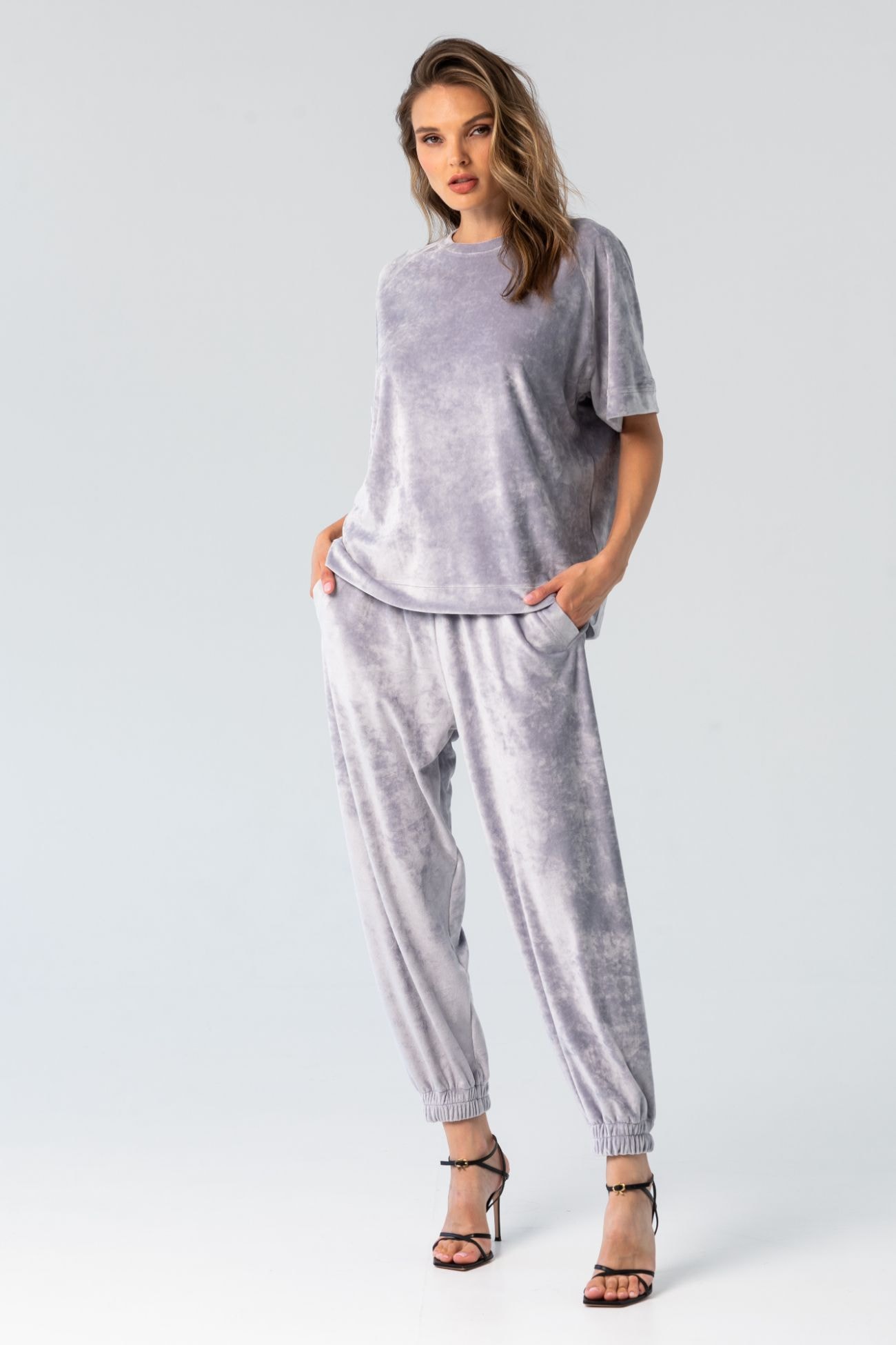 "Kate" velour set in sapphire, consisting of a short-sleeved raglan blouse and jogger pants.