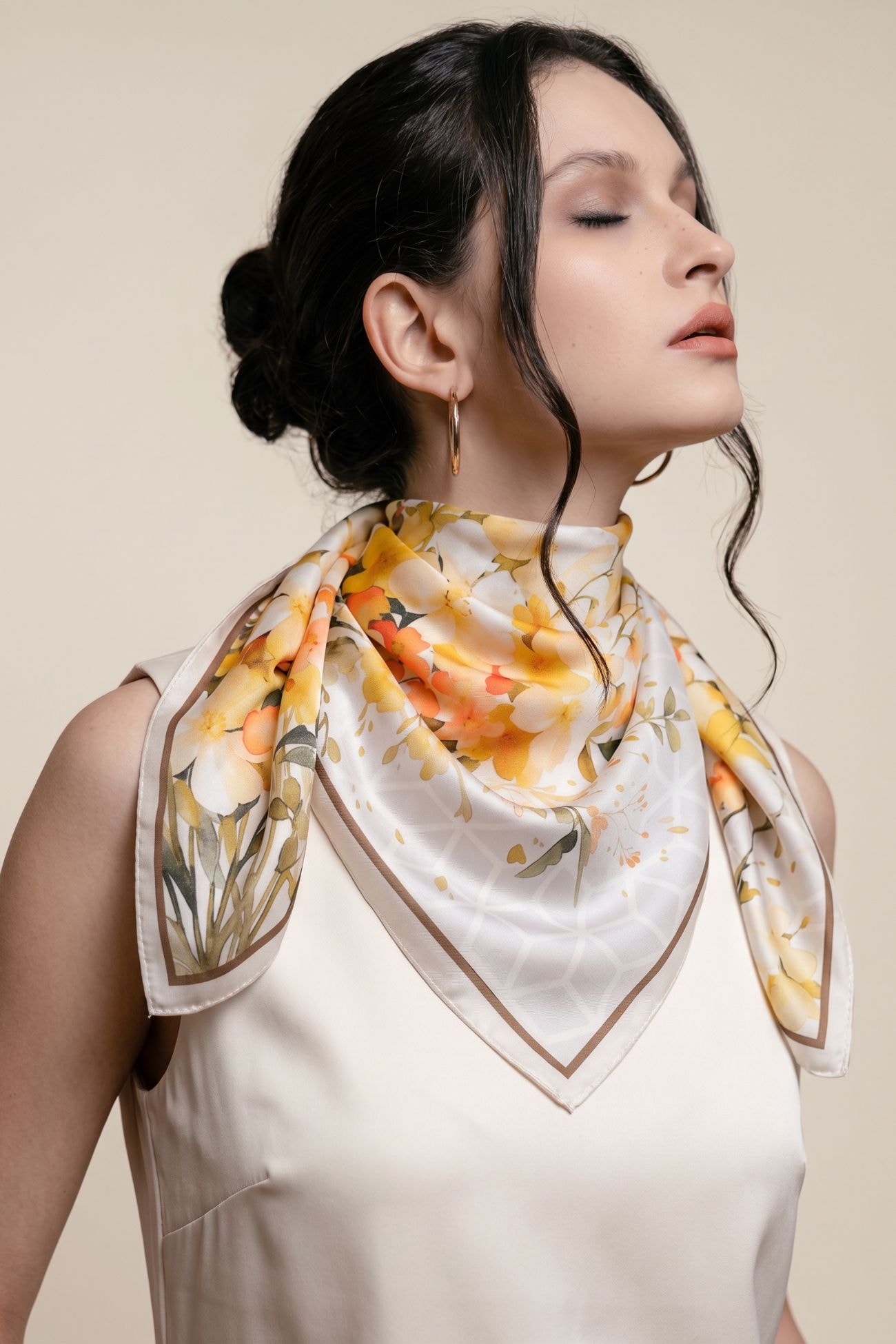 وشاح أنيق بنقشة زهور وملمس حريري | 70 × 70 سم — Cream