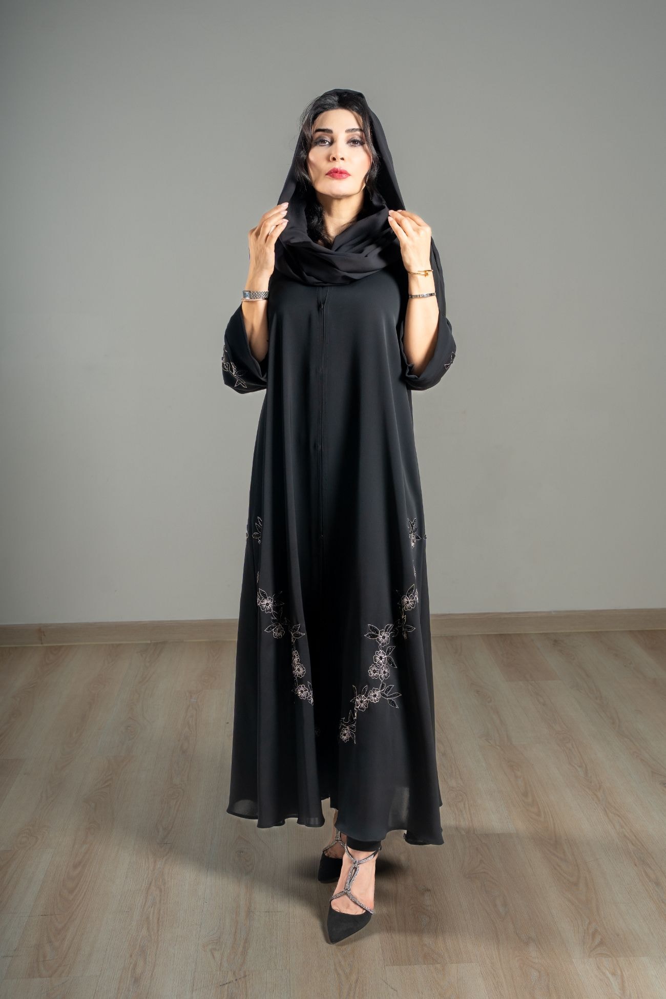 VI Noir Floral Threadwork Abaya